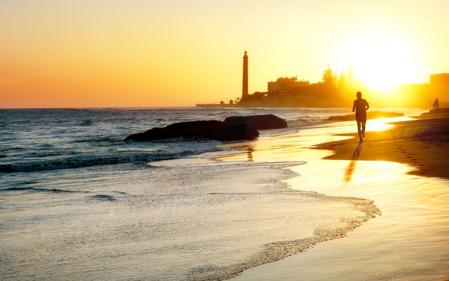 Schöner Blick auf den Leuchtturm Faro de Maspalomas auf Gran Canaria