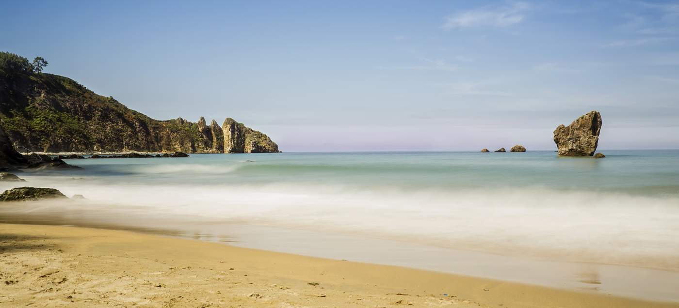 Blick auf einen Strand in der Region Asturien.