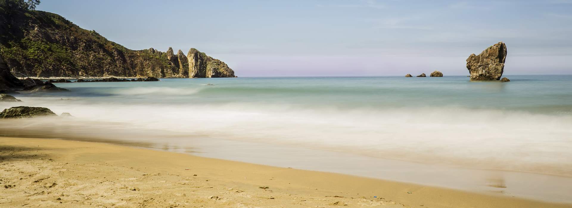 Blick auf einen Strand in der Region Asturien.