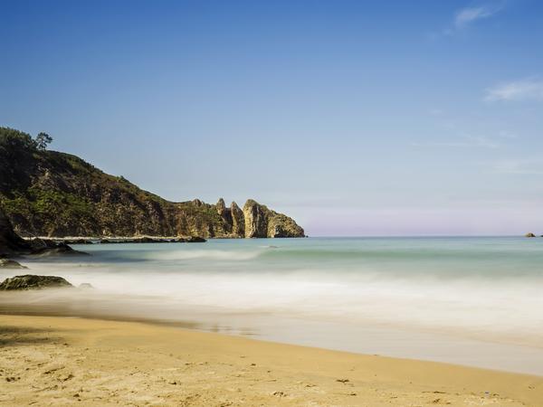 Blick auf einen Strand in der Region Asturien.