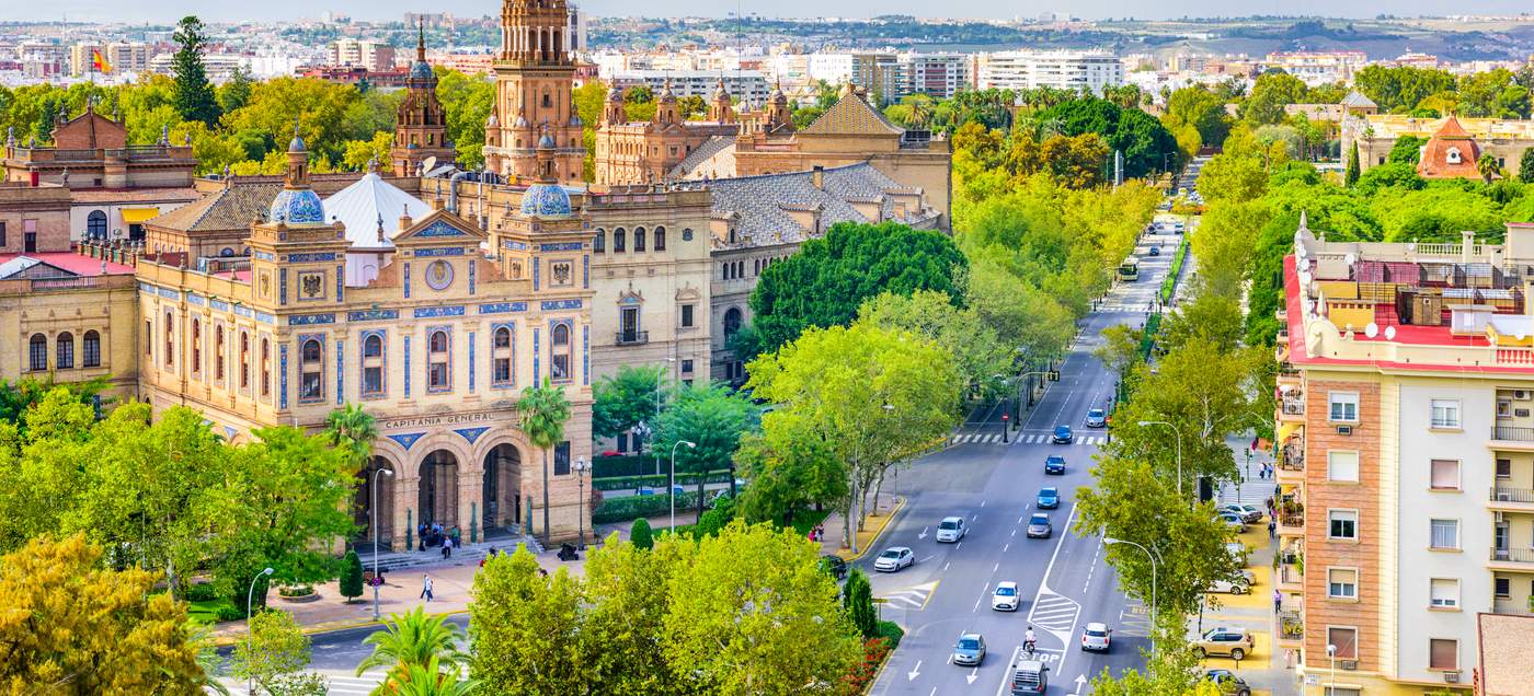 Zugreise durch Spanien - malerische Landschaften, kulturelle Stopps und exzellenten Service, oft mit Sicherheitskontrollen vor Abfahrt.
