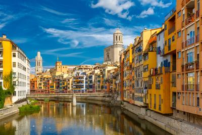 Girona - Blick auf die bunten Häuser am Fluss Onyar.