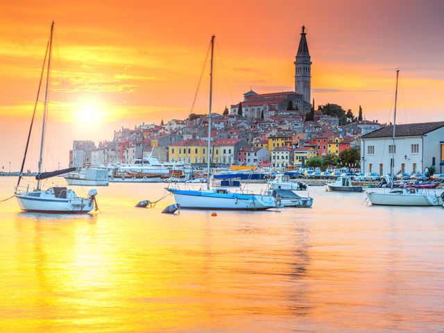 Fluege Pula - Schöner Blick auf Rovinj in der Nähe von Pula