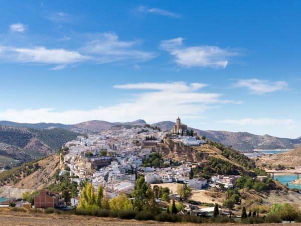Iznájar - bekannt für ihre Lage am gleichnamigen Stausee, dem größten Andalusiens