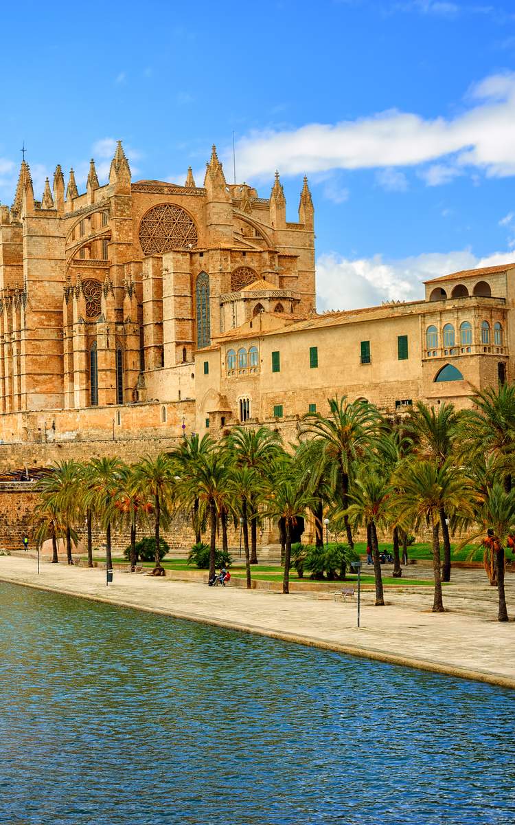 Flüge Mallorca - Die Kathedrale von Palma de Mallorca ist ein Wahrzeichen der Balearen Insel.