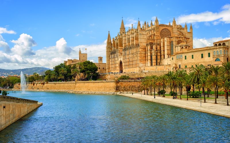 Flüge Mallorca - Die Kathedrale von Palma de Mallorca ist ein Wahrzeichen der Balearen Insel.