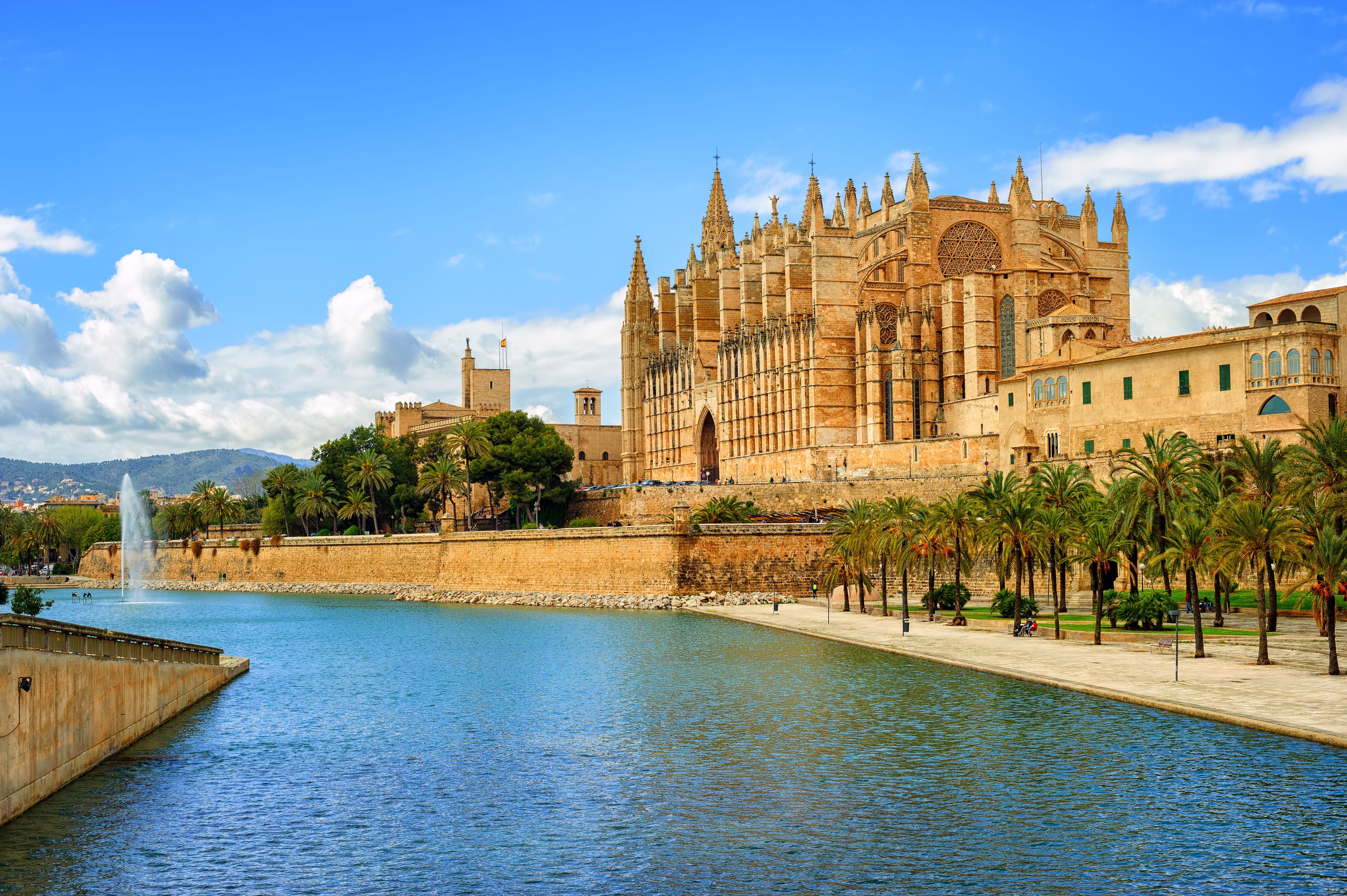 Flüge Mallorca - Die Kathedrale von Palma de Mallorca ist ein Wahrzeichen der Balearen Insel.