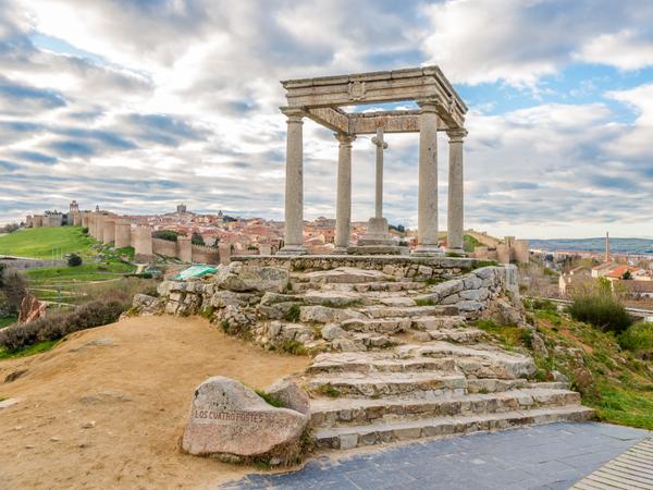 Los Cuatro Postes - religiöses Denkmal, bestehend aus vier dorischen Säulen, die ein Quadrat bilden und durch einen Architrav verbunden sind