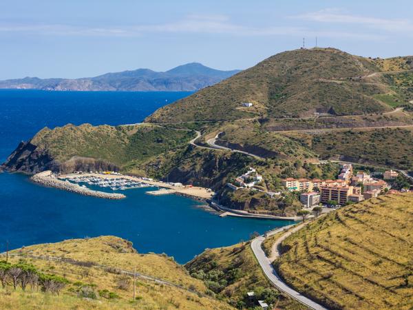 Blick auf das Dorf Portbou an der Grenze zu Frankreich - Costa Brava.