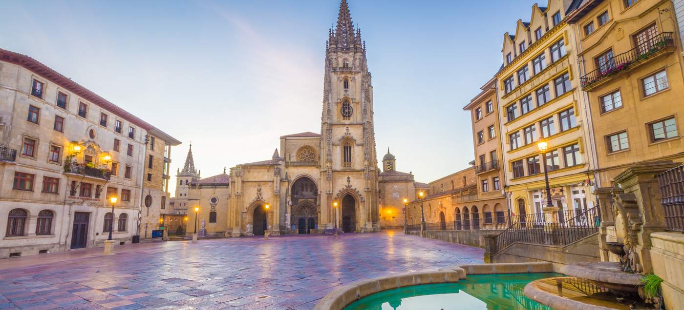 El Desarme Oviedo - eines der ältesten und bekanntesten gastronomischen Feste Spaniens, das jedes Jahr am 19. Oktober gefeiert wird