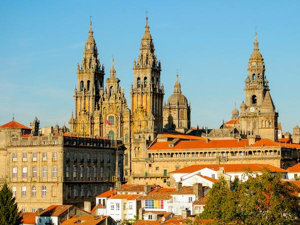Blick auf die Kathedrale von Santiago de Compostela in Galicien.