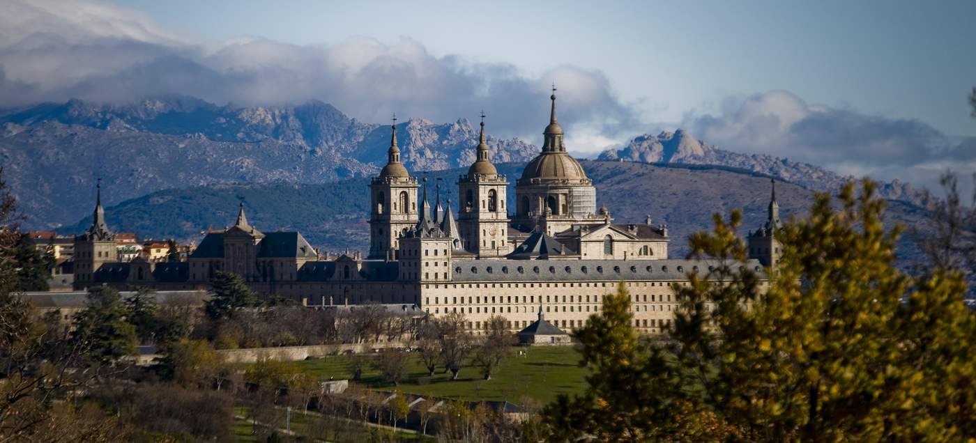 San Lorenzo de El Escorial - historische Kleinstadt in Spanien, die vor allem für ihr gewaltiges königliches Kloster El Escorial berühmt ist