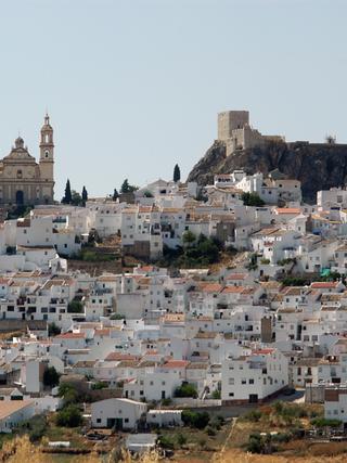 Olvera - Blick auf das weisse Dorf in der Provinz Cadiz in Andalusien.