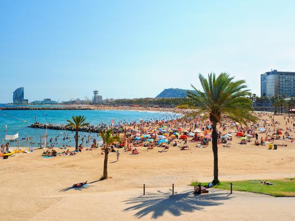 Barcelona - Blick auf den Strand Barceloneta an der Costa Barcelona.