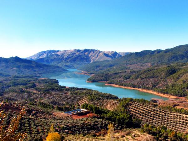 Embalse del Tranco - befindet sich im Herzen des Naturparks, umgeben von Bergen und Wäldern