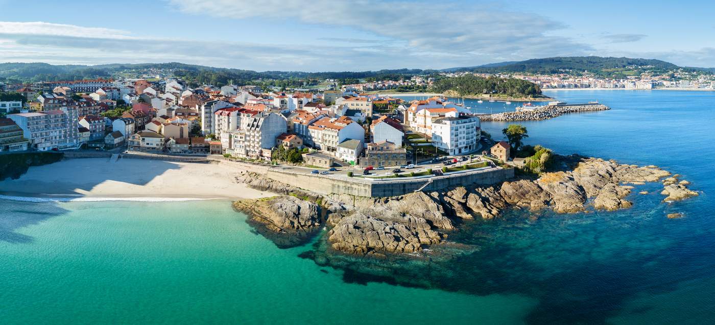 Rias Baixas in Pontevedra schöner Blick auf den Strand in Portonovo in Ria de Pontevedra, Spanien.