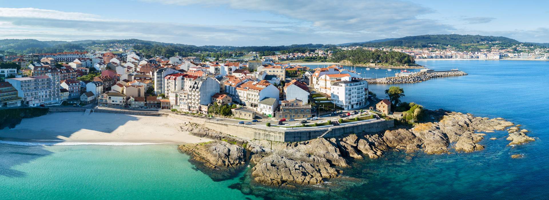 Rias Baixas in Pontevedra schöner Blick auf den Strand in Portonovo in Ria de Pontevedra, Spanien.