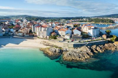 Rias Baixas in Pontevedra schöner Blick auf den Strand in Portonovo in Ria de Pontevedra, Spanien.