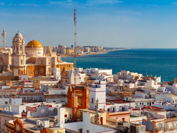 Cádiz - liegt auf einer schmalen Halbinsel und wird von drei Seiten vom Meer umgeben, was ihr den Spitznamen "Silberne Teekanne" eingebracht hat