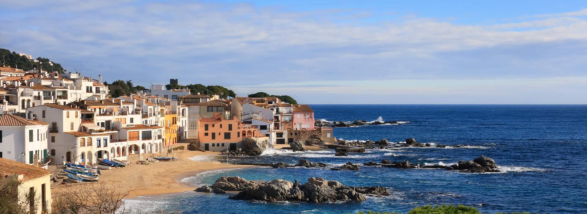 Der schöne Strand und das Dorf von Calellade Palafrugell an der Costa Brava in Katalonien - Spanien.